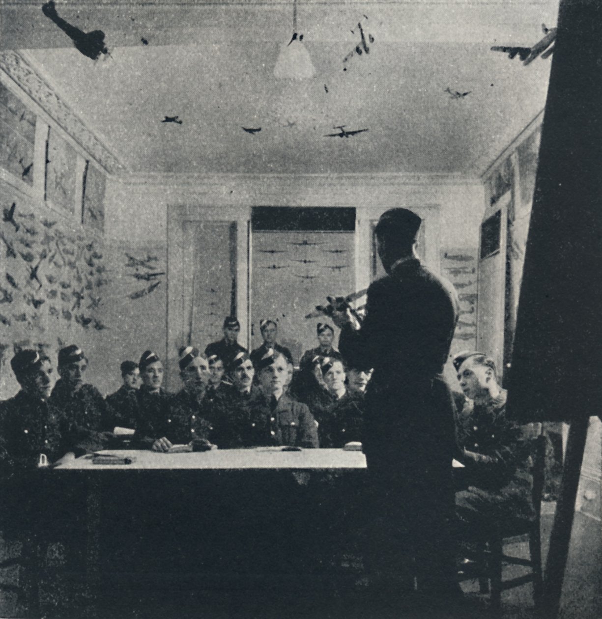 Podstawa szkolenia: identyfikacja samolotów, 1941 autorstwa Cecil Beaton