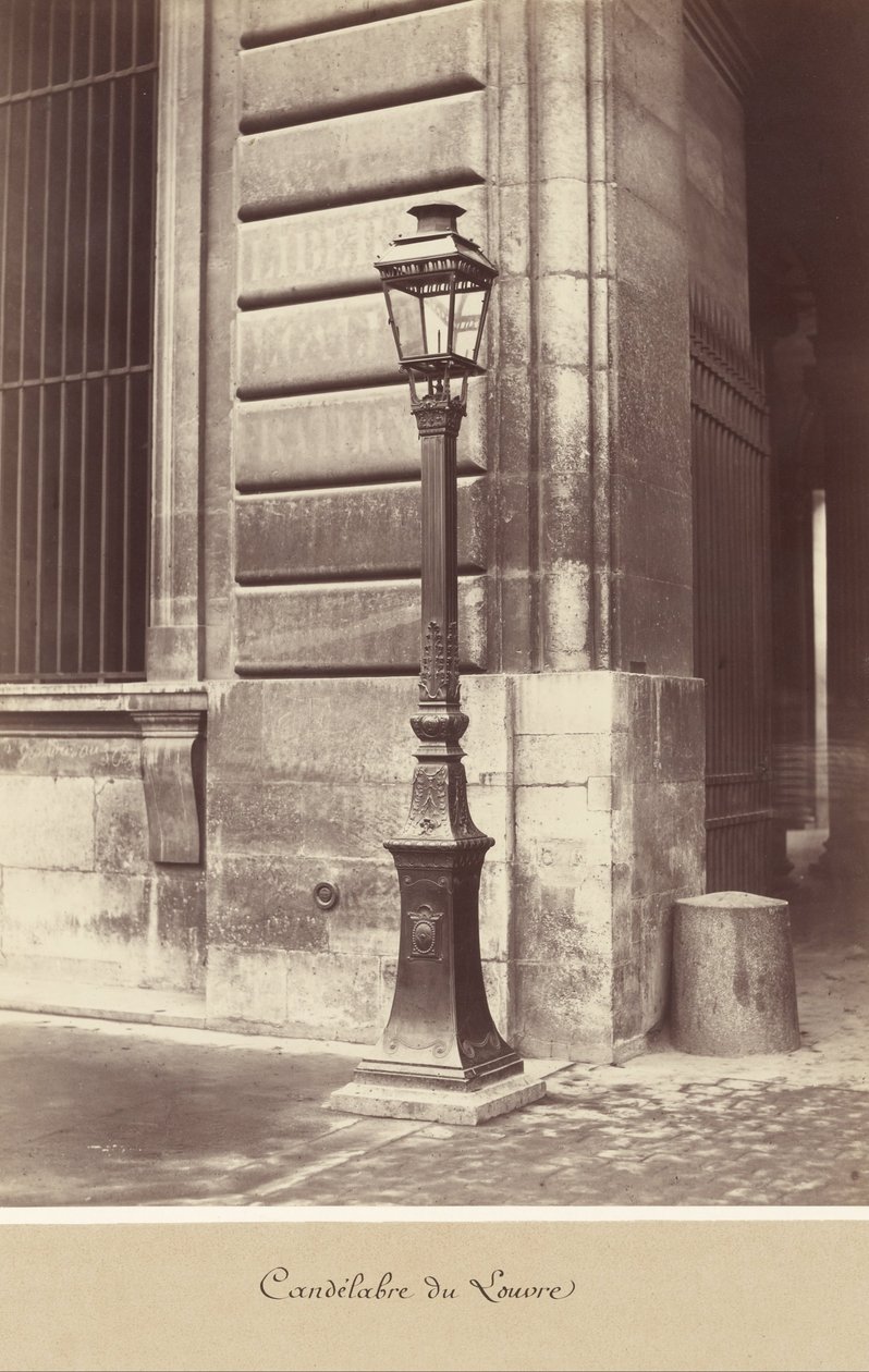 (kandelabr z Luwru) autorstwa Charles Marville