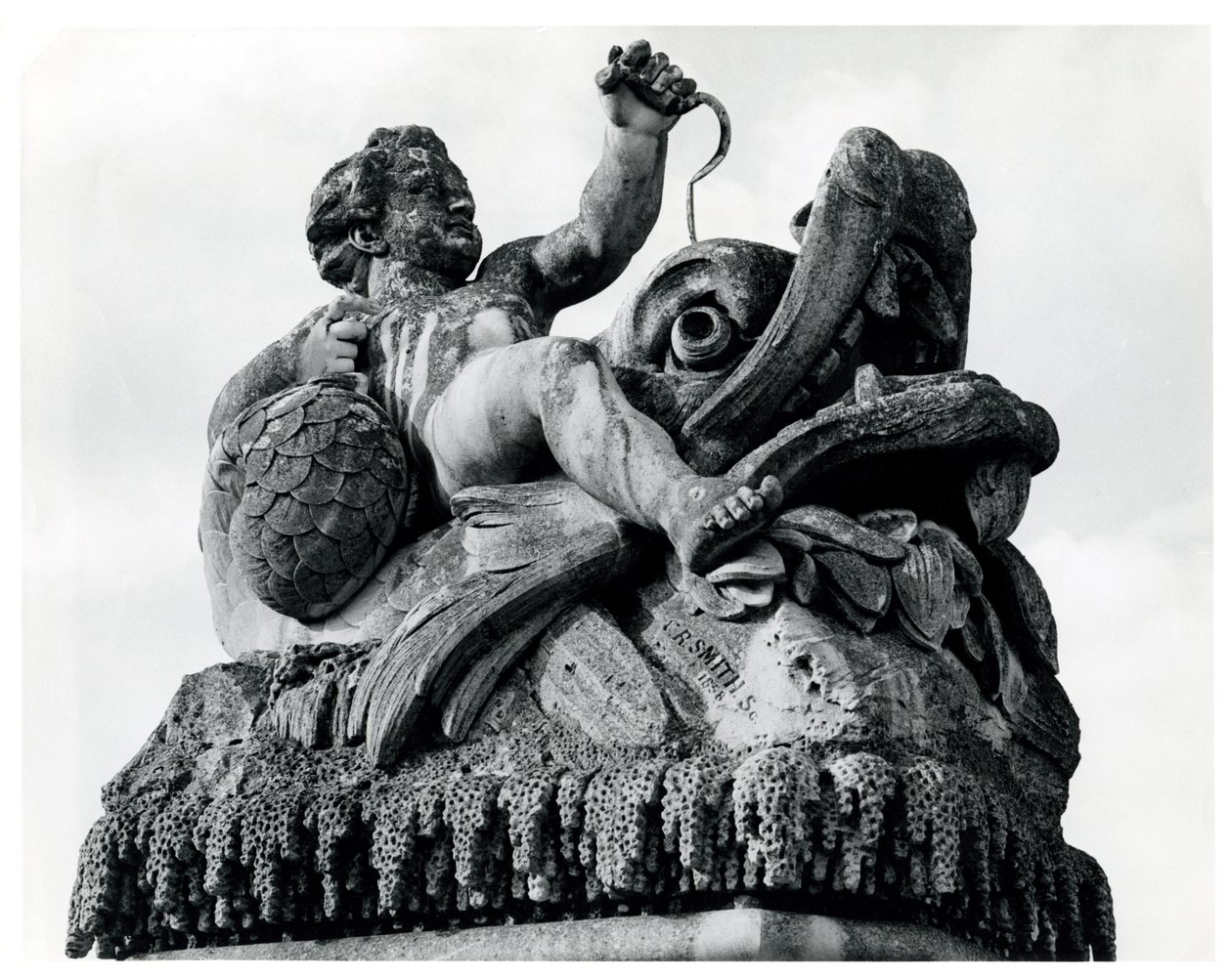 Fontanna Perseusza i Andromedy, 1858 (fragment) (fot. bw) autorstwa Charles Raymond Smith
