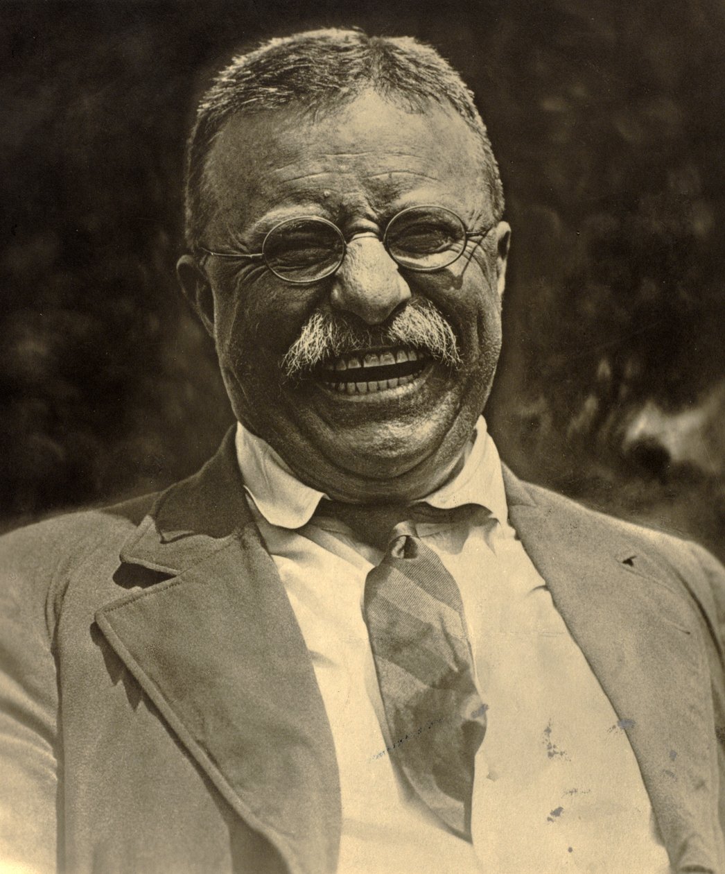 Śmiejący się Theodore Roosevelt, ok. 1910 r. (zdjęcie czarno-białe) autorstwa Charles Duprez