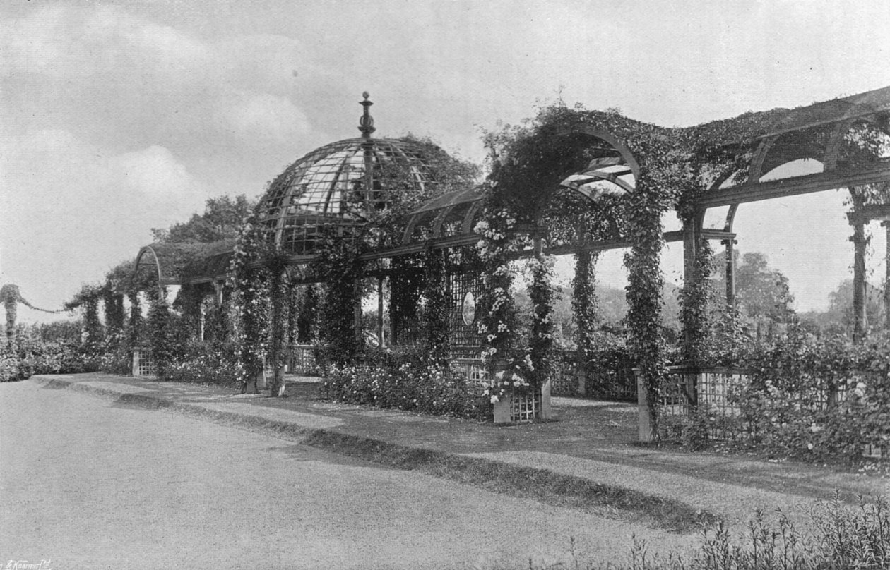 Zatopiony trawnik do krokieta i wschodnia pergola autorstwa Charles Latham