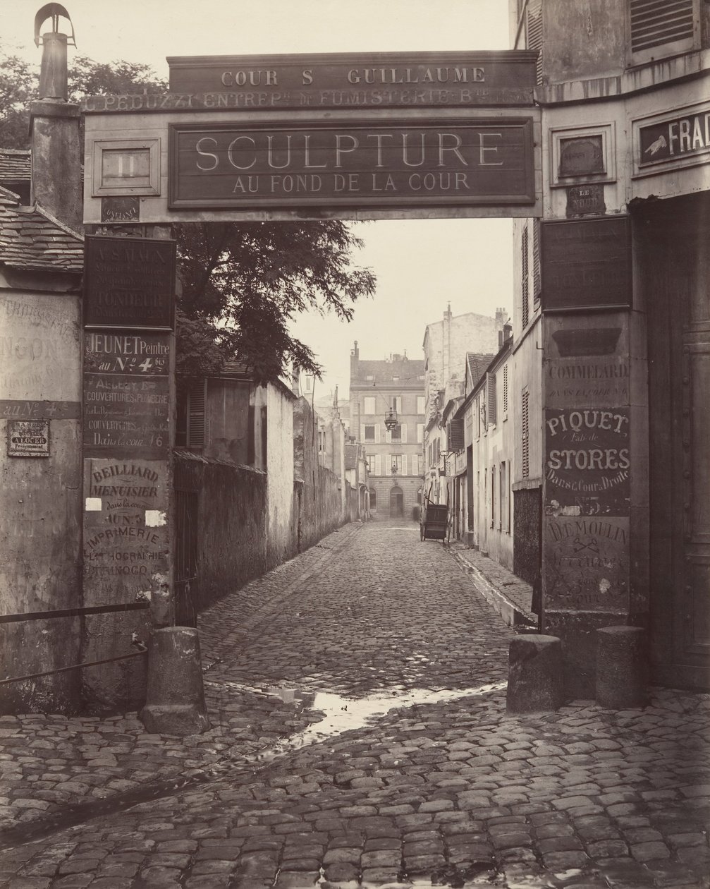 Cour Saint-Guillaume, ca. 1865. autorstwa Charles Marville