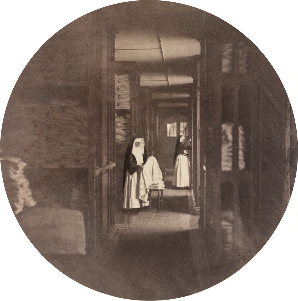 Cesarski Azyl w Vincennes: Bielizna, 1859. autorstwa Charles Nègre