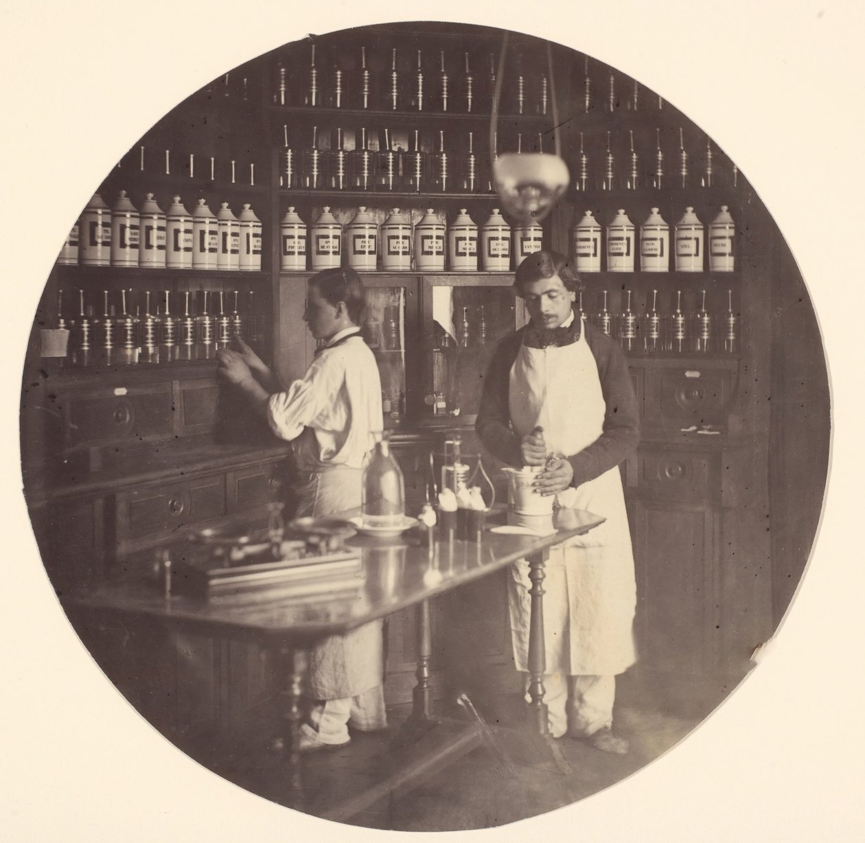Cesarski Azyl w Vincennes, apteka, 1858-59. autorstwa Charles Nègre