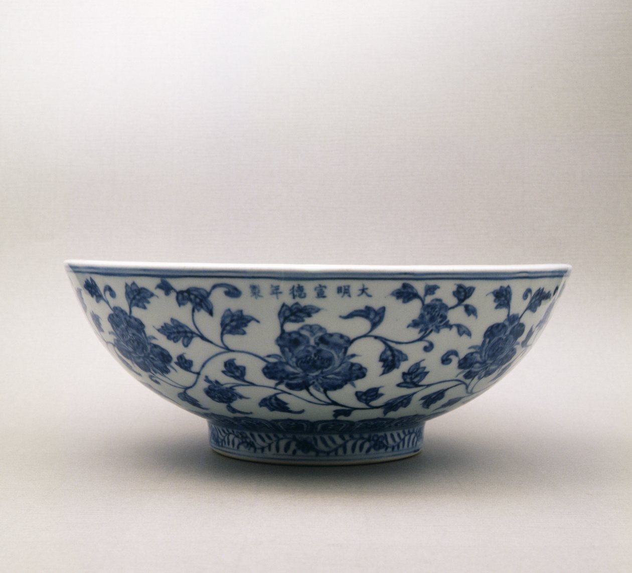 Niebiesko-biała misa z dekoracją roślinną ze znakiem panowania Hsuan Te, 1426-35, dynastia Ming, 1368-1644 (porcelana) autorstwa Chinese School