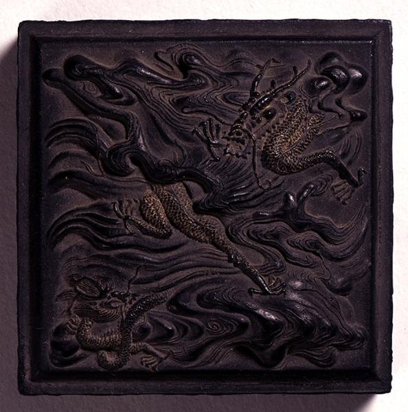 Atramentowy placek w formie pieczęci z kopułą uformowaną w dramatyczny relief z dwoma smokami wśród fal, przypisywany Wang Wei-kao, dynastii Ching, Hui-chou, Anhui (rzeźbiony atrament) (zob. także 142689-90) autorstwa Chinese School