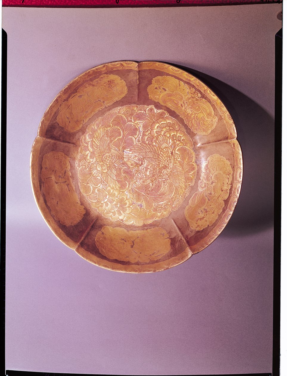 Naczynie grawerowane, dynastia Tang (618-907) (złoto i srebro) autorstwa Chinese School