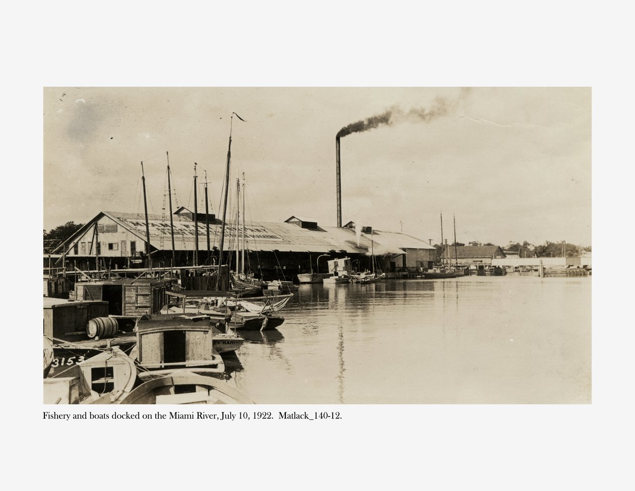 Rybołówstwo i łodzie zadokowane na rzece Miami, 10 lipca 1922 r. autorstwa Claude C. Matlack