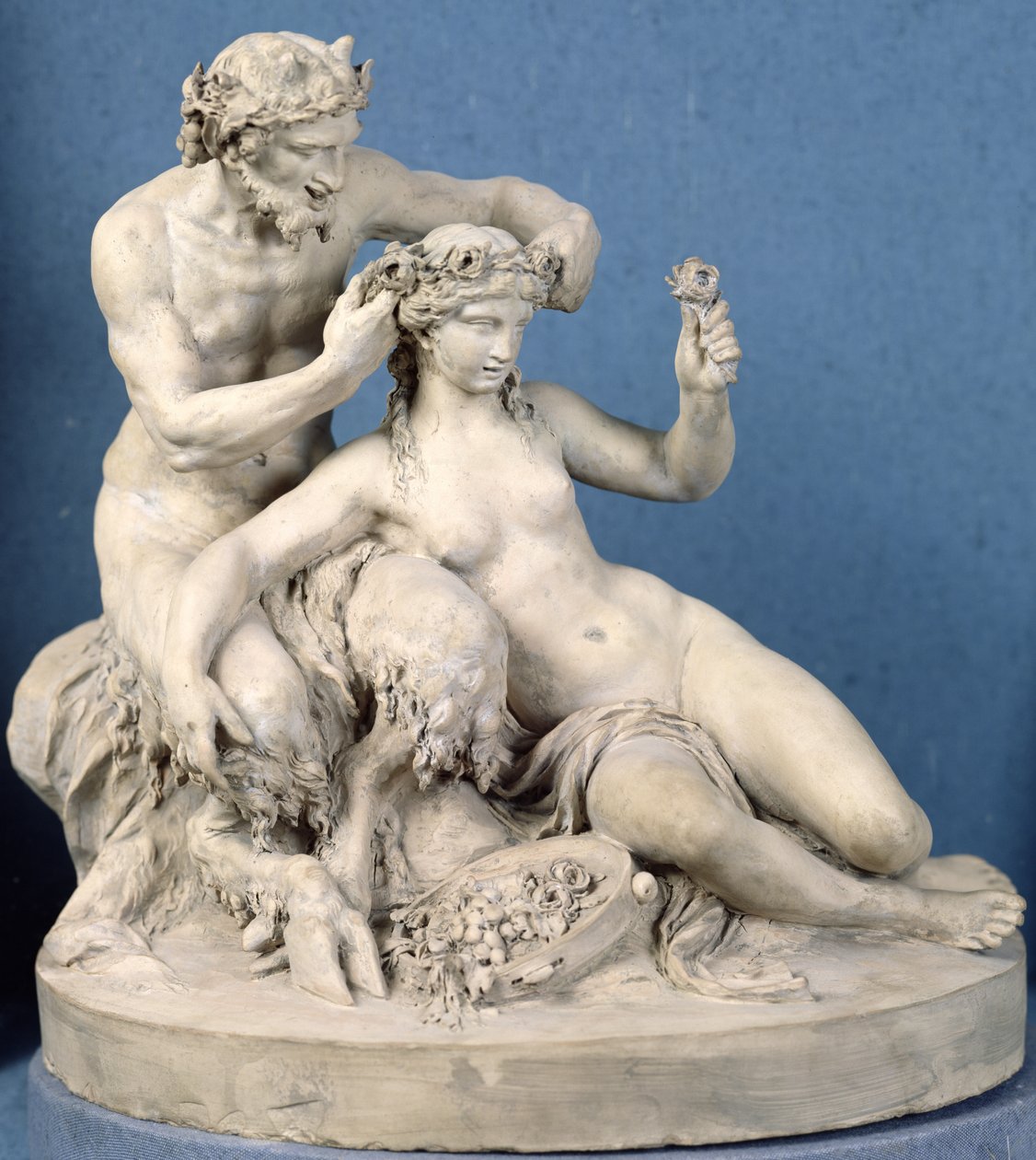 Satyr koronujący bachantkę, 1770 (terakota) autorstwa Claude Michel Clodion