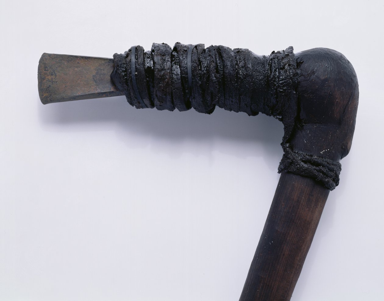 Topór znaleziony z drewna cisowego Oetzi Iceman ze skórzanym wiązaniem z 222116 autorstwa Copper Age