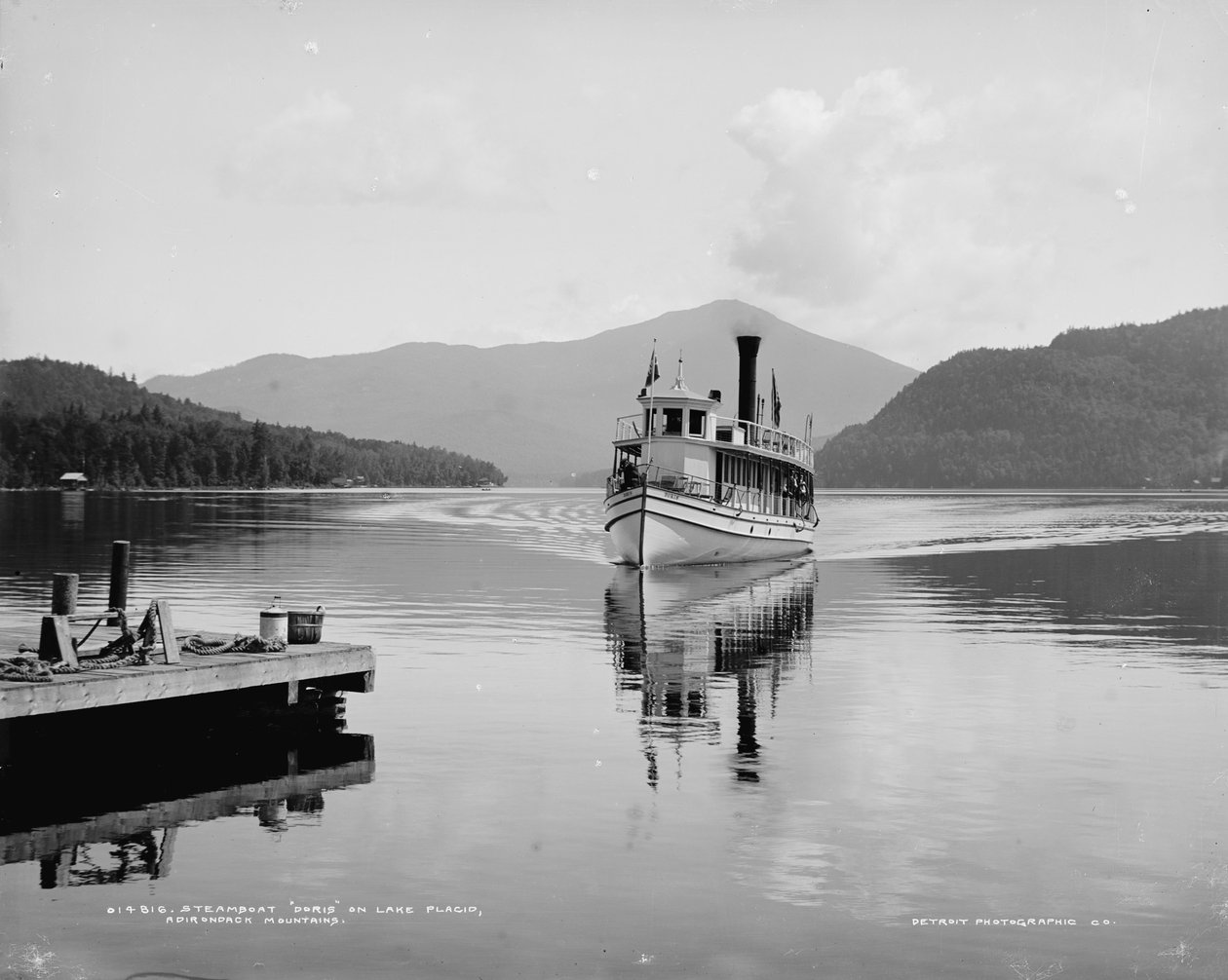 Parowiec Doris na Lake Placid, góry Adirondack, ok.1902 r. autorstwa Detroit Publishing Co.