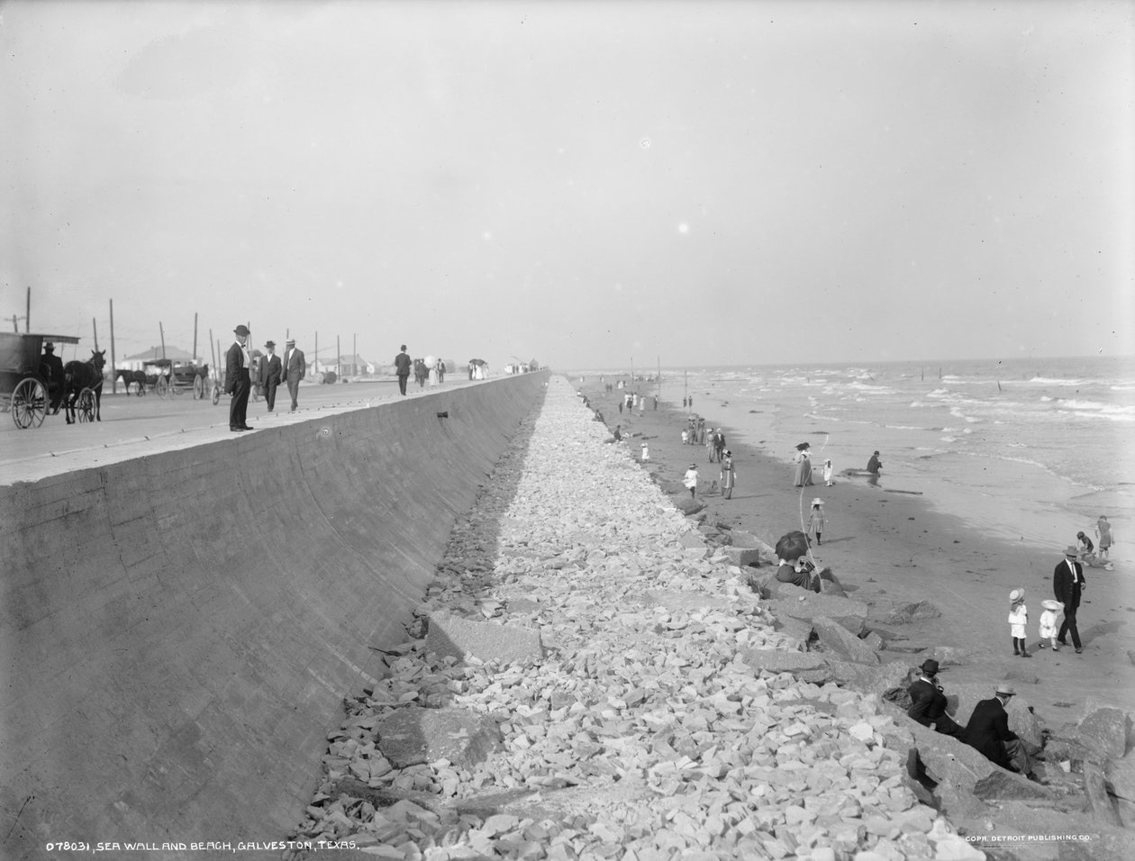 Seawall i plaża, Galveston, Teksas, 1910-20 autorstwa Detroit Publishing Co.
