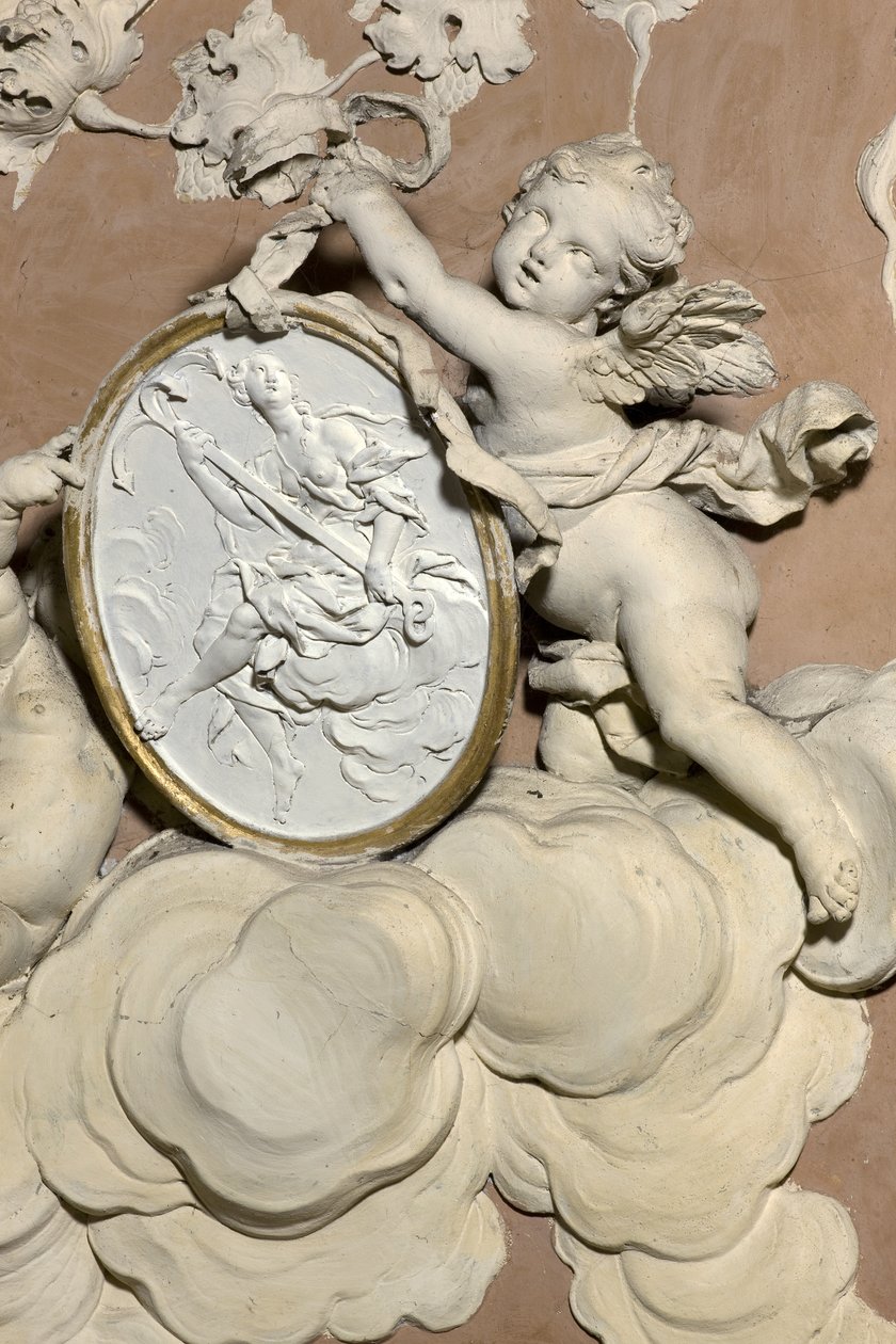 Anioły trzymające medalion (stiuk) autorstwa Diego Carloni