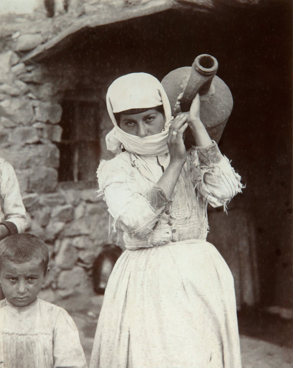 Ormiańska wiejska dziewczyna, Erewan, Armenia, lata 80. XIX wieku. autorstwa Dmitri Ivanovich Yermakov