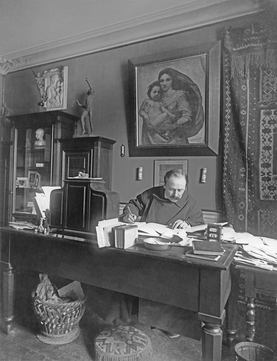 Francuski kompozytor Jules Massenet siedzący przy swoim biurku autorstwa Dornac