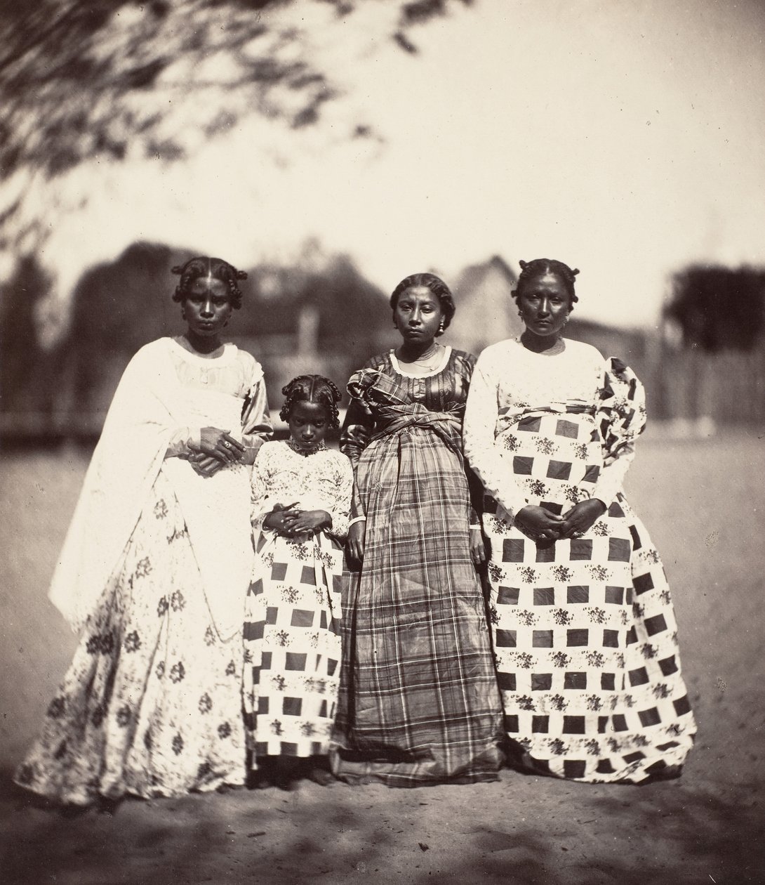 Kobiety z Betsimisaraki, Madagaskar, 1863. autorstwa Désiré Charnay