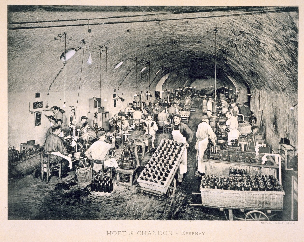 Pieczętowanie butelkowanego szampana, z "Le France Vinicole", wyd. Moet und Chandon, Epernay (fotolitografia) autorstwa E.M. Choque