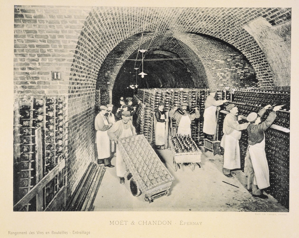 Przechowywanie win w butelkach na stojaku, z „La France Vinicole”, wydanej przez Moet und Chandon, Epernay (fotolitho) autorstwa E.M. Choque