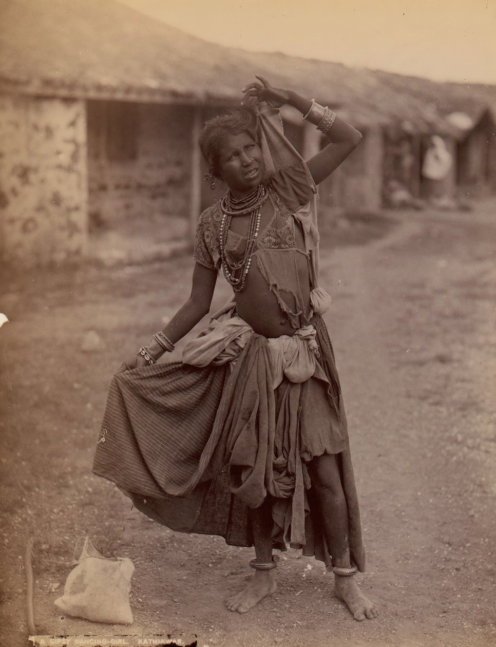 [Cygańska tańcząca dziewczyna, Kathiawar], ca. 1915. autorstwa E. Taurines