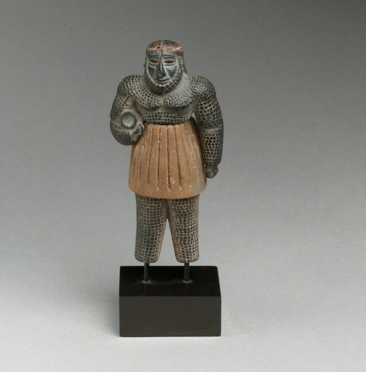 Potworna postać męska (chloryt, kalcyt, złoto, żelazo) autorstwa Early Bronze Age