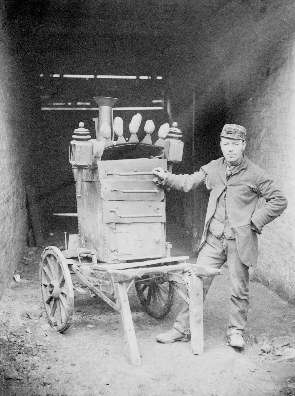 Sprzedawca pieczonych ziemniaków, 1892 r. (zdjęcie bw) autorstwa Edgar Scamell