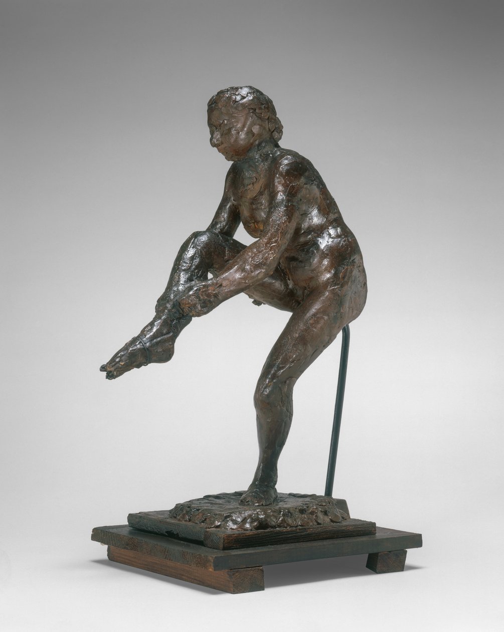 Tancerka zakłada pończochę autorstwa Edgar Degas