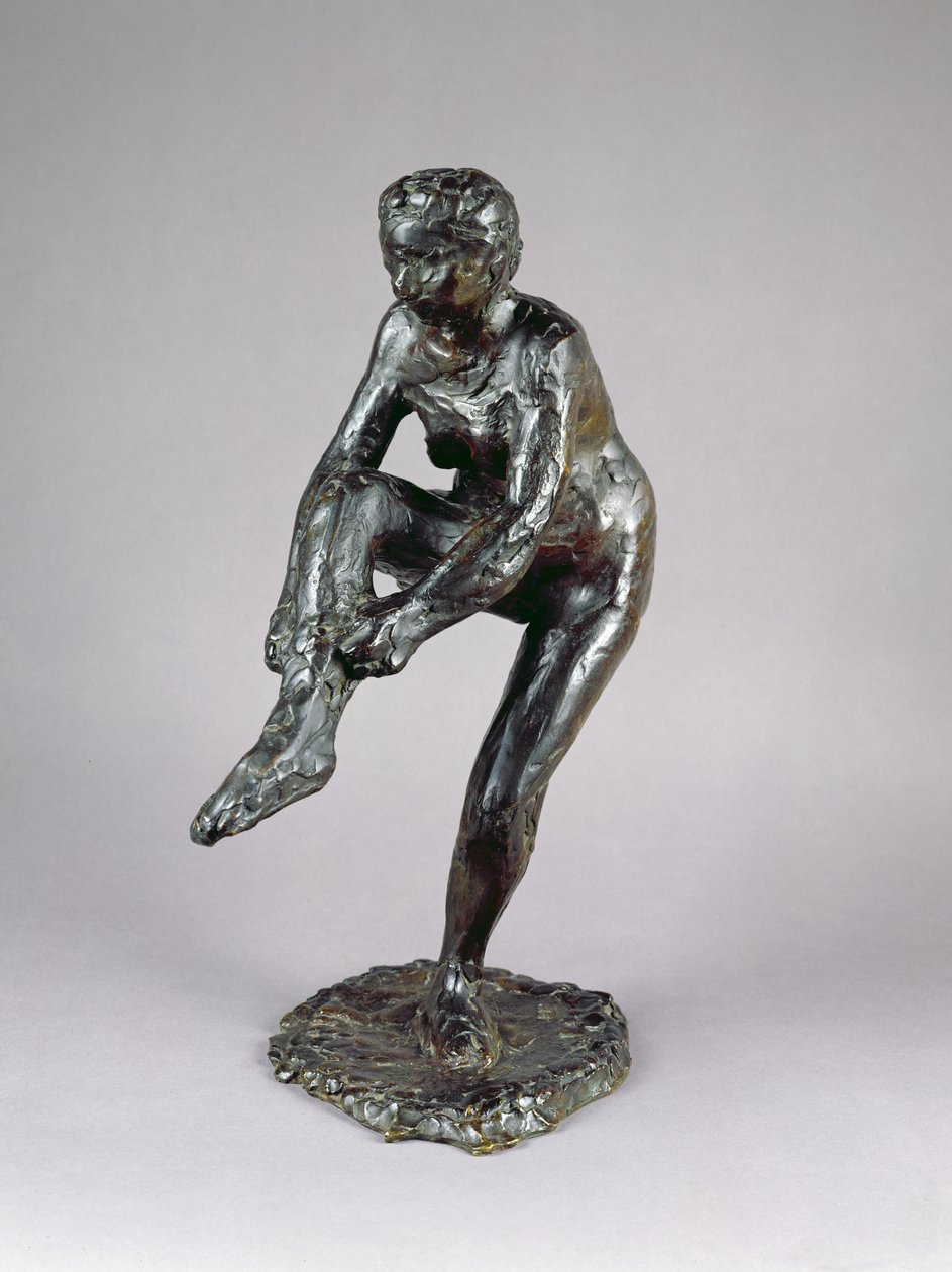 Tancerka zakładająca pończochy (brąz) autorstwa Edgar Degas