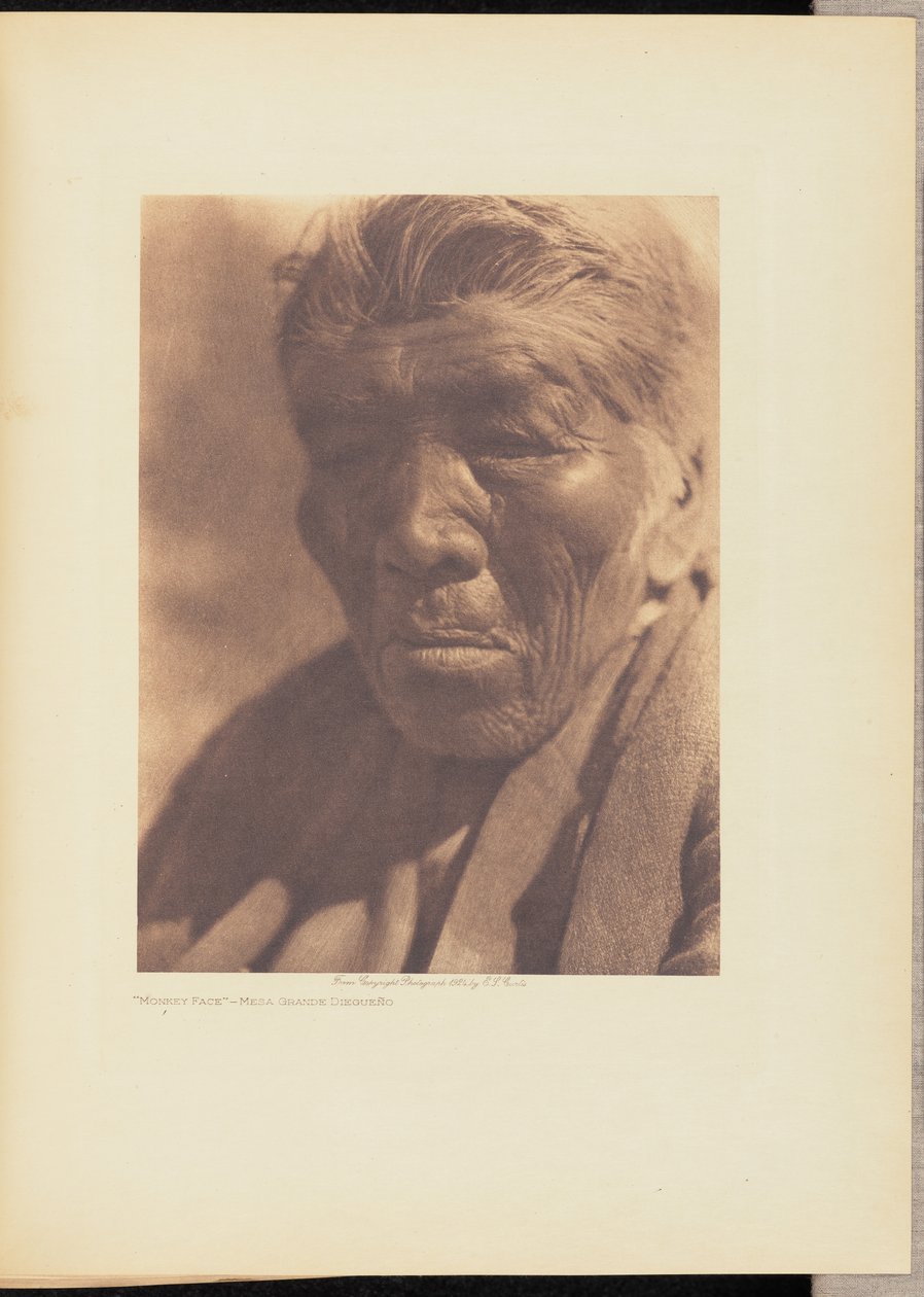 "Małpia twarz" - duży stół Diegueño autorstwa Edward S. Curtis