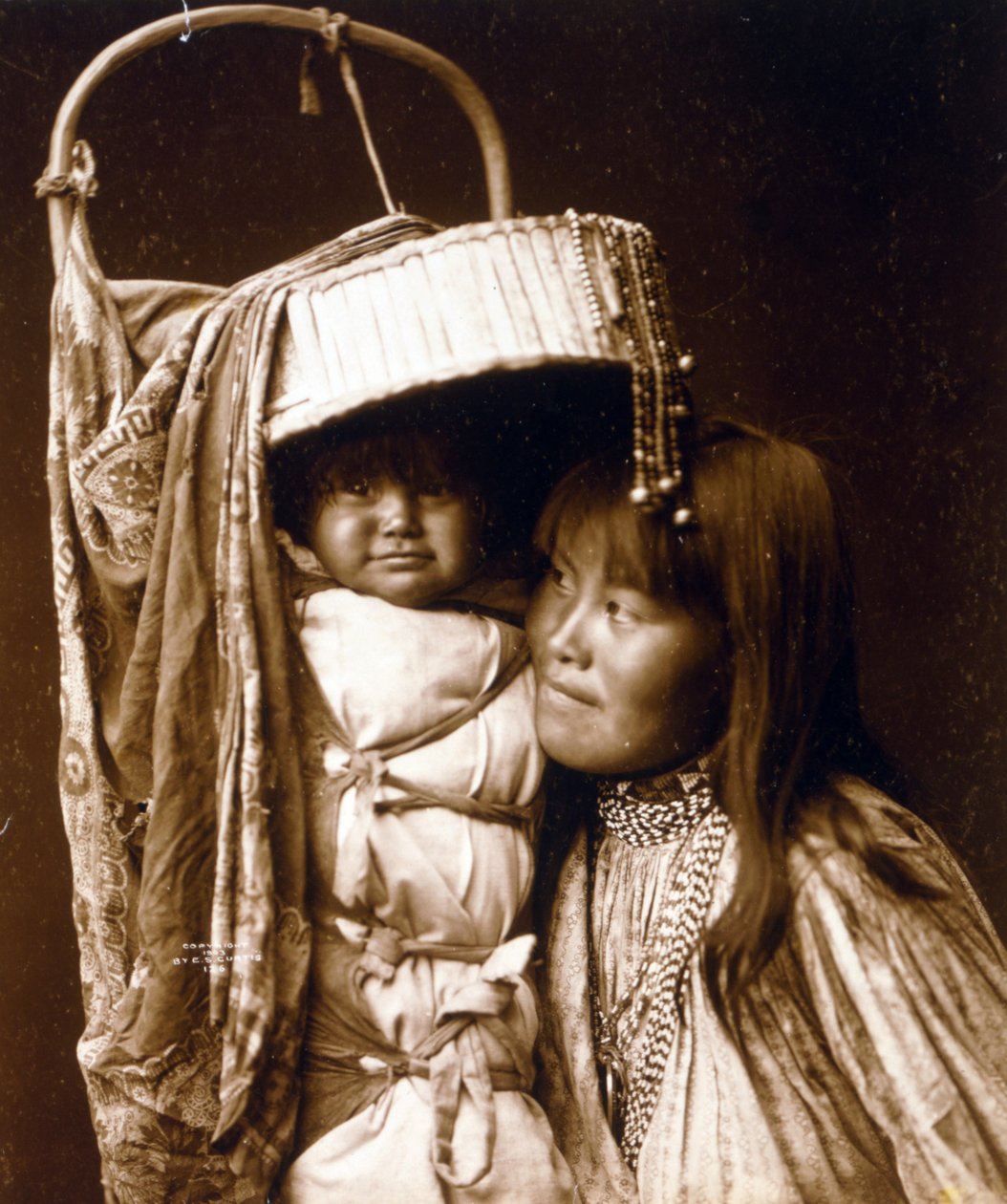 Dziewczyna Apache i Papoose autorstwa Edward Sheriff Curtis