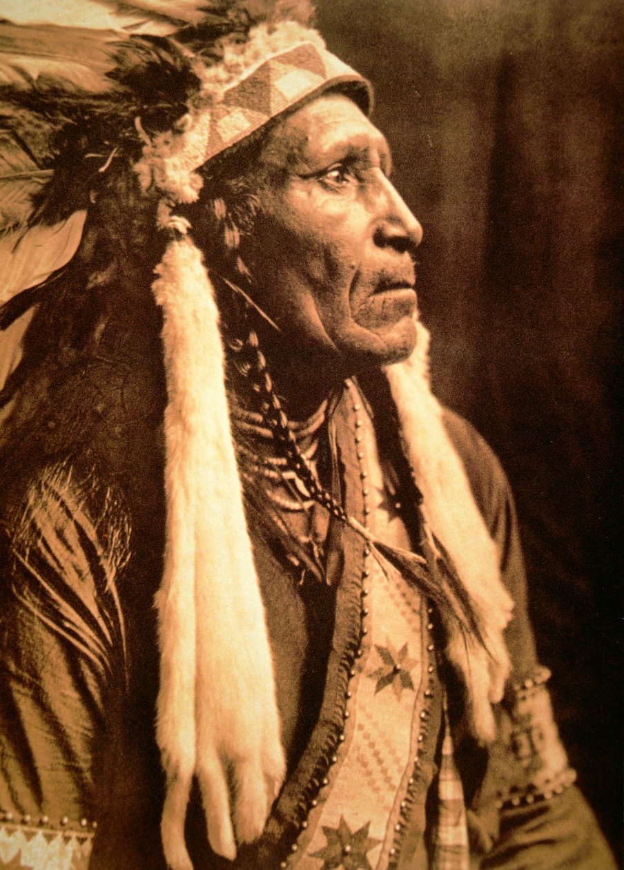 „Raven Blanket” (czarno-białe zdjęcie) autorstwa Edward Sheriff Curtis