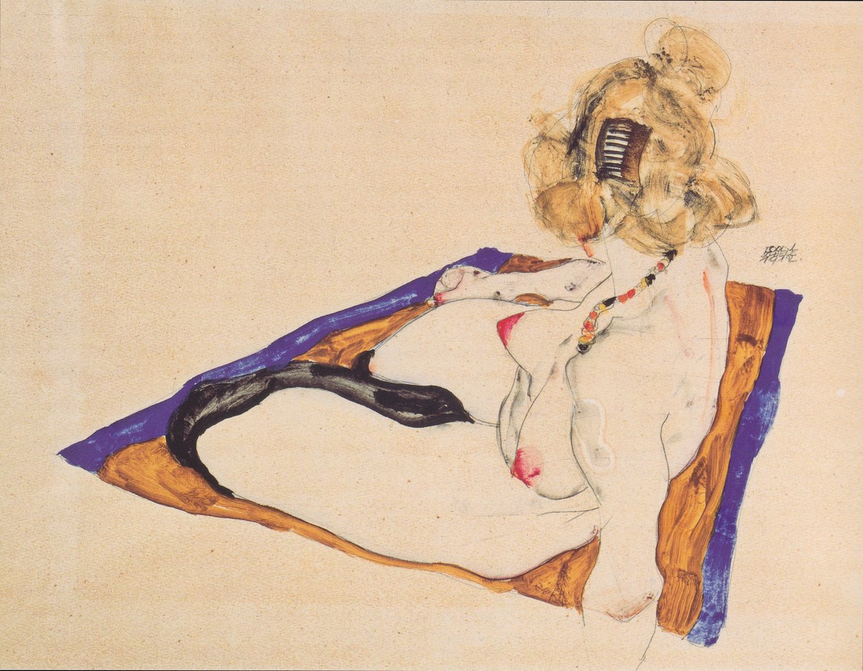 Blond model nago siedzący na brązowym materiale autorstwa Egon Schiele