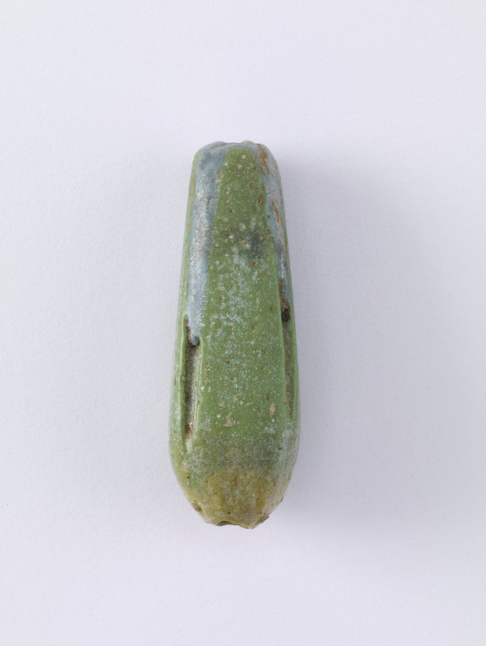 Wisiorek z koralików w formie zamkniętego kwiatu, prawdopodobnie późny okres lub okres saite, 664-525 pne (glina) autorstwa Egyptian