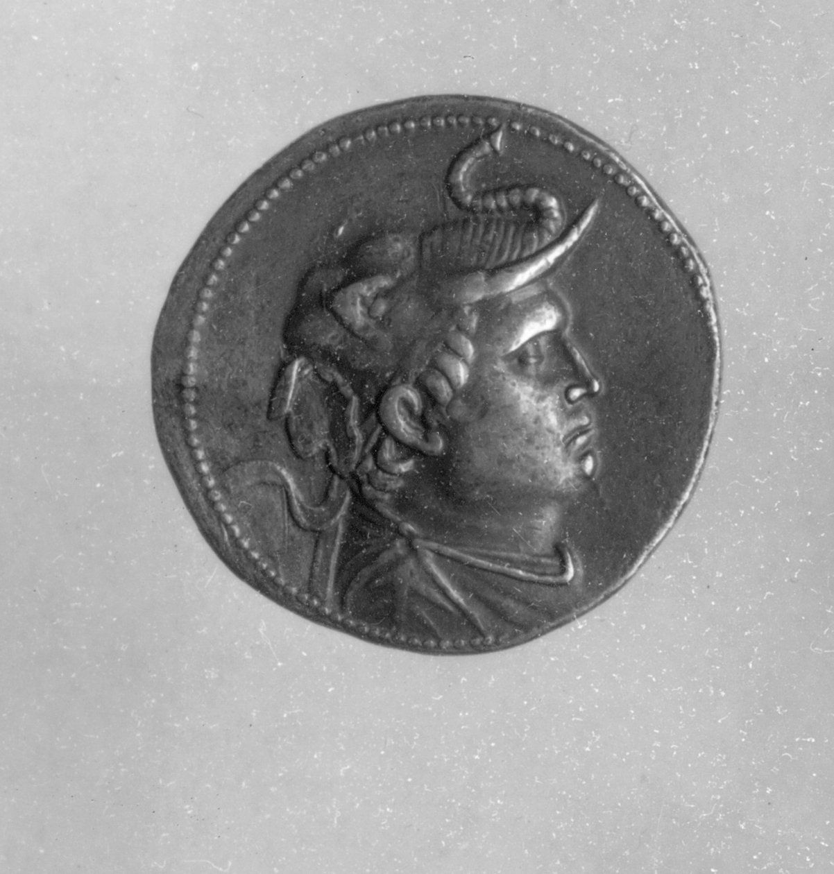Moneta wybita przez Ptolemeusza I (367BC - 283BC) przedstawiająca Aleksandra Wielkiego (356BC - 323BC) w czapce słonia i baranim rogu (srebro) autorstwa Egyptian