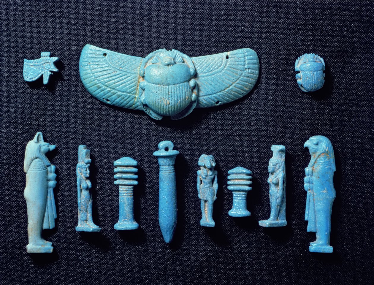 Egipskie amulety z Abydos, prawdopodobnie XVIII dynastia, Nowe Państwo, ok. 1555-1337 pne (fajansowa ceramika szkliwiona na niebiesko) autorstwa Egyptian