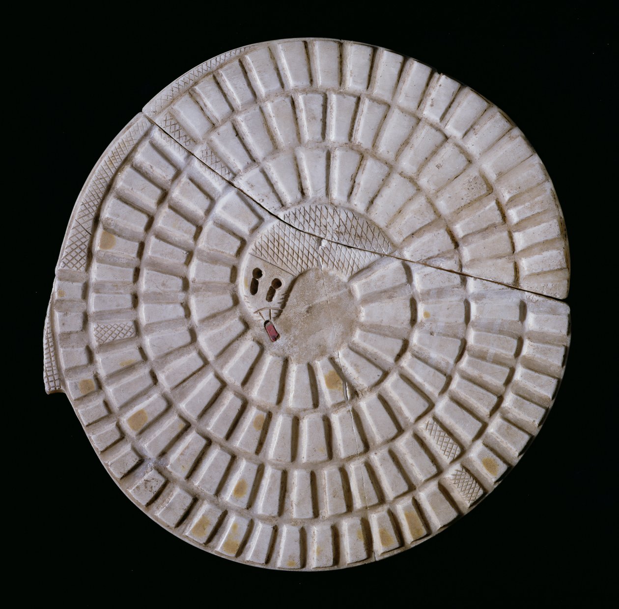 Egipska plansza do gier w kształcie węża, używana do gry w węża Mehen, III wiek p.n.e. (alabaster z wkładką z jaspisu) autorstwa Egyptian