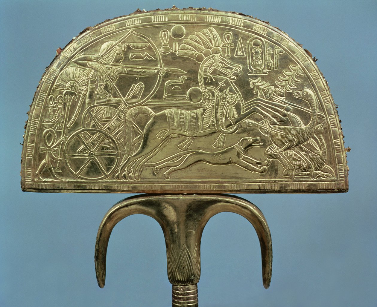 Wachlarz ze strusich piór z Grobowca Tutanchamona (ok. 1370-1352 pne) Nowe Państwo (drewno pokryte blachą złota) (patrz także 227989) autorstwa Egyptian 18th Dynasty