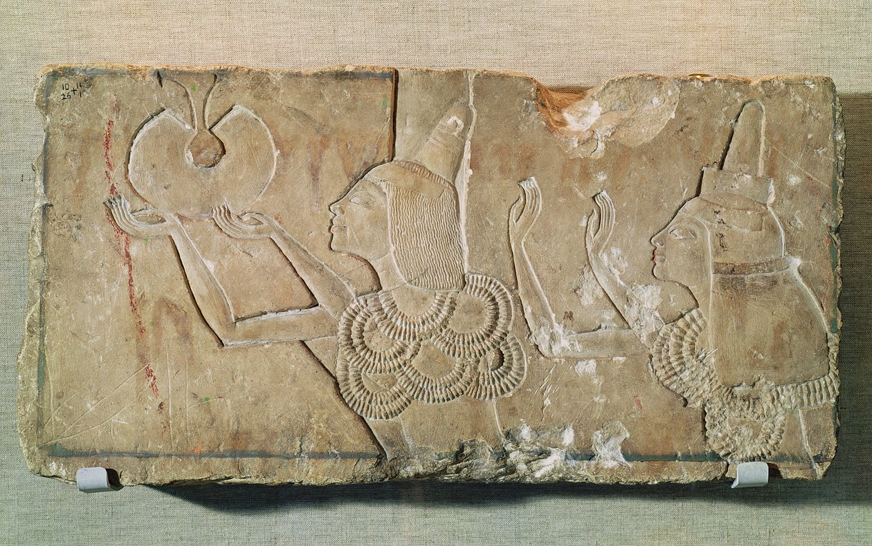 Stela przedstawiająca Ay (1352-48 p.n.e.) i jego żonę Teye, otrzymujących złoto jako dowód szacunku Echnatona, z kaplicy grobowej Ay w Tell el-Amarna, Nowe Królestwo (rzeźbione w wapieniu autorstwa Egyptian 18th Dynasty