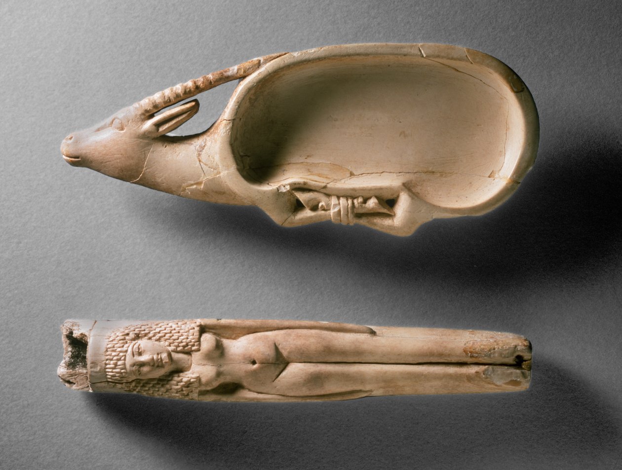 Tuba kohla w formie nagiej kobiety i naczynie na kosmetyki w formie ibisa ze związanymi nogami, z grobu 562, Qau autorstwa Egyptian 19th Dynasty