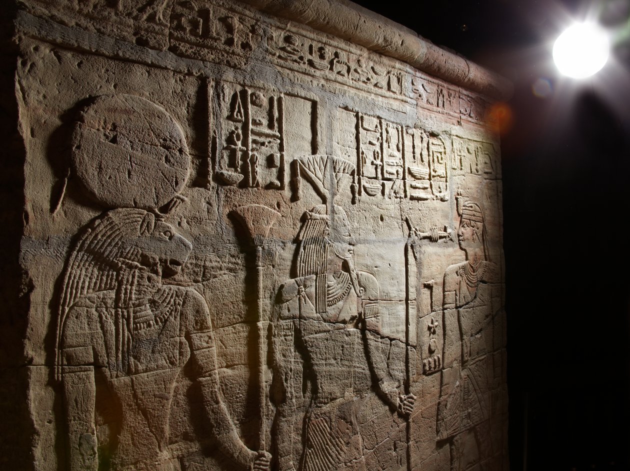 Relief na sanktuarium wzniesionym przez faraona Taharkę na dziedzińcu świątyni Amona zbudowanej przez niego w Kawa w Nubii, 25 dynastia, późny okres, 690-64 pne, detal z piaskowca z 107896 autorstwa Egyptian 25th Dynasty
