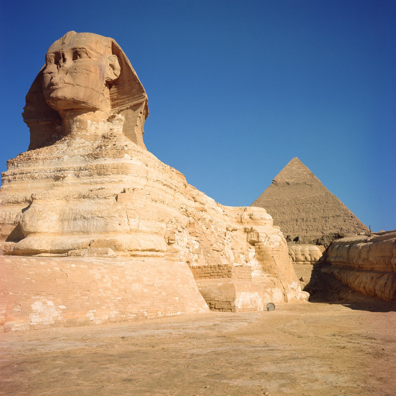 Sfinks i Piramida Chefrena, Giza, Stare Królestwo 2613-2494 p.n.e. (patrz także 59243) autorstwa Egyptian 4th Dynasty