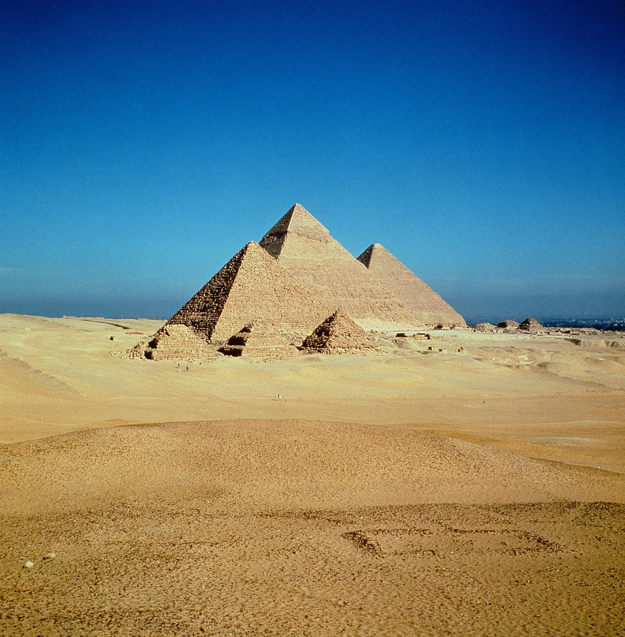 Widok na piramidy Chufu, Chefrena i Menkaure, Stare Państwo autorstwa Egyptian 4th Dynasty