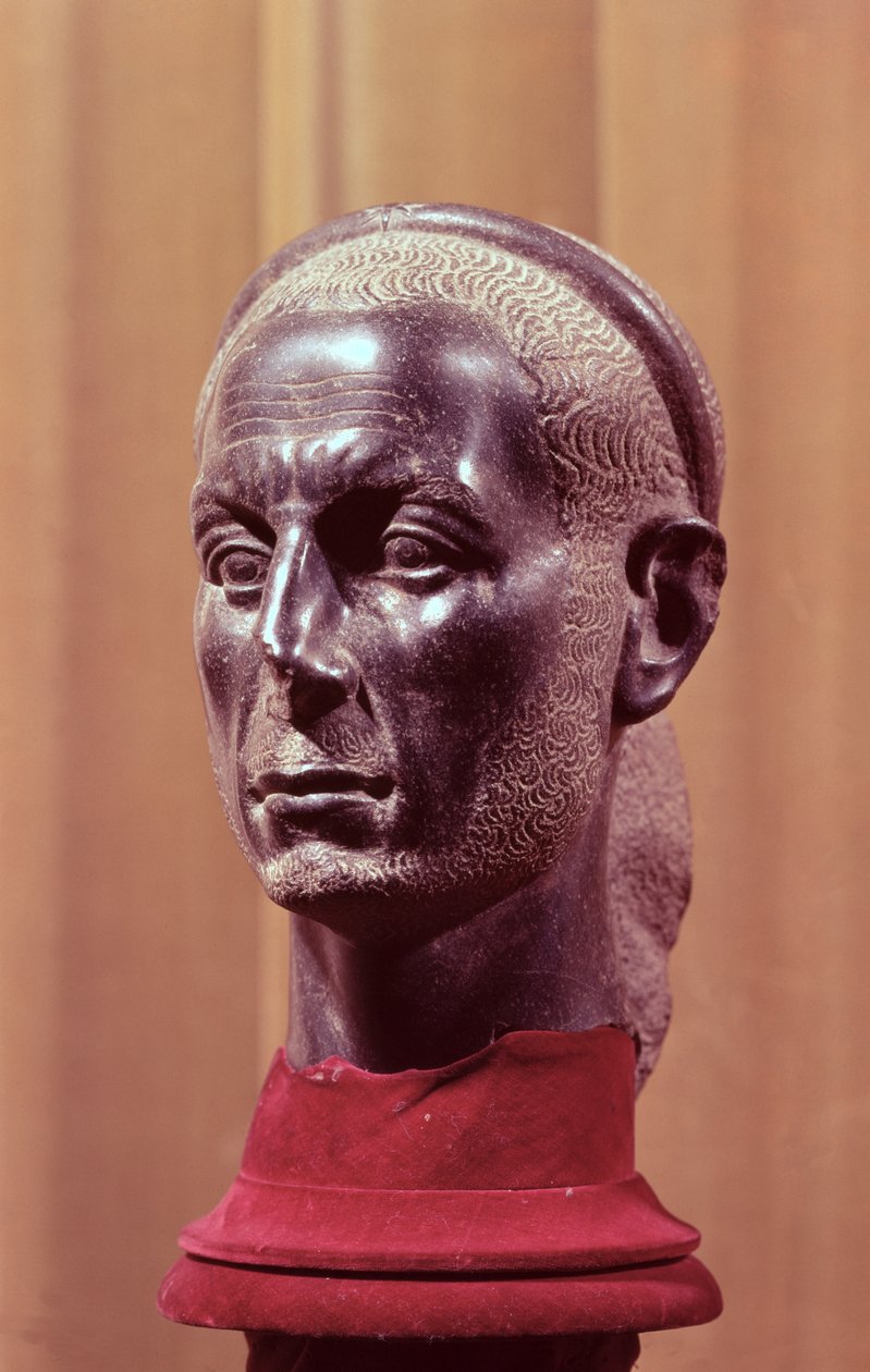 Głowa posągu brodatego księdza z diademem z gwiazdą, uważana za popiersie portretowe Juliusza Cezara (ok.100-44 pne), Egipcjanina, z delty Nilu (dioryt) autorstwa Egyptian School