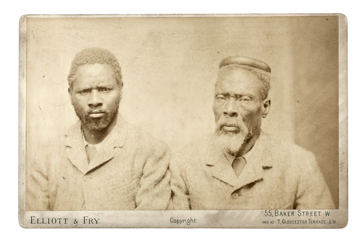 Dwóch Zulusów, Londyn, ok. 1882 r. (druk albumowy) autorstwa Elliott und Fry Studio