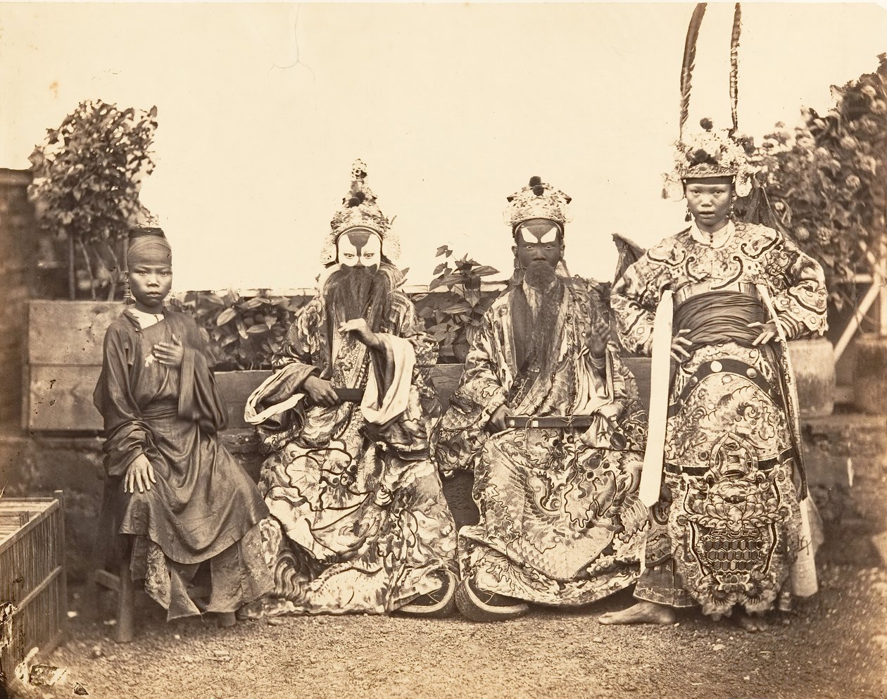 Kostiumy teatralne, Sajgon, Cochinchina, 1866. autorstwa Emile Gsell
