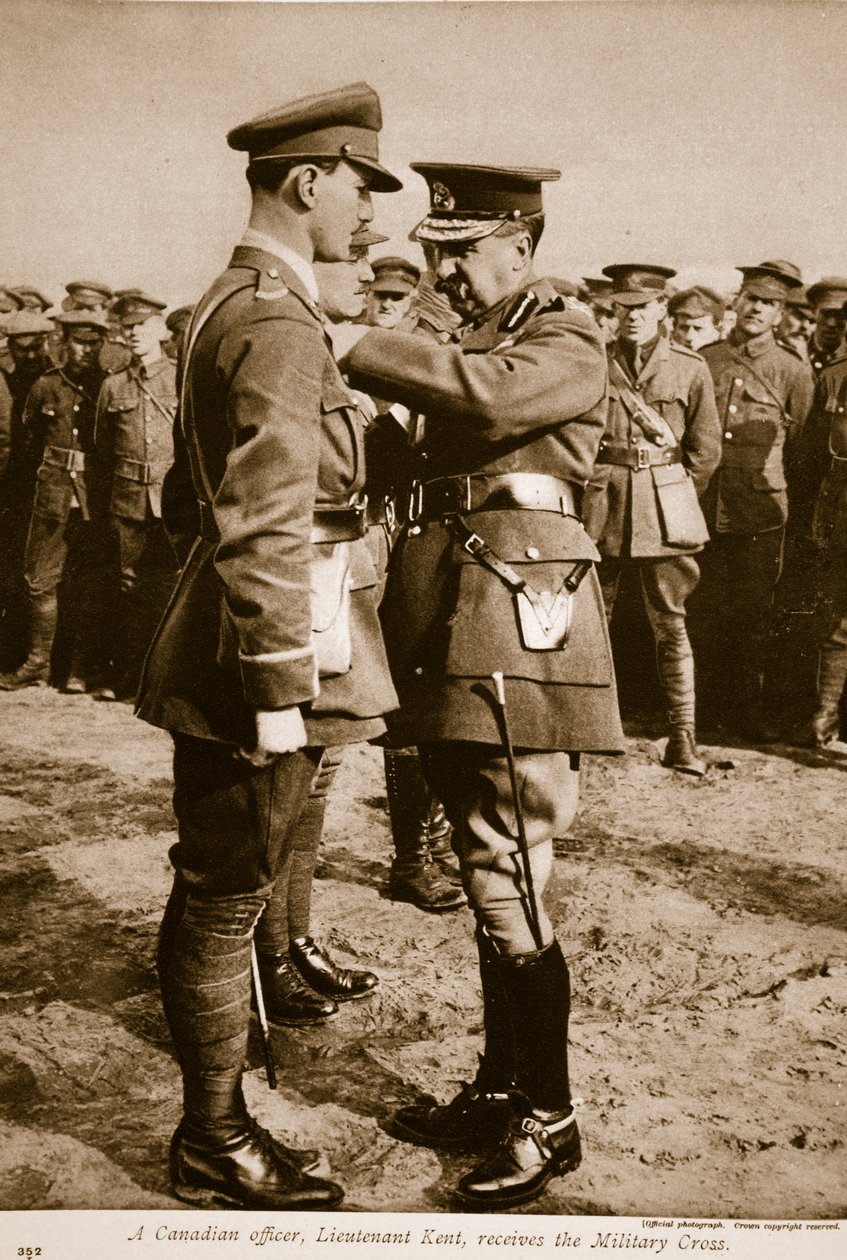 Kanadyjski oficer, porucznik Kent, otrzymuje Krzyż Wojskowy, 1914-19 autorstwa English Photographer