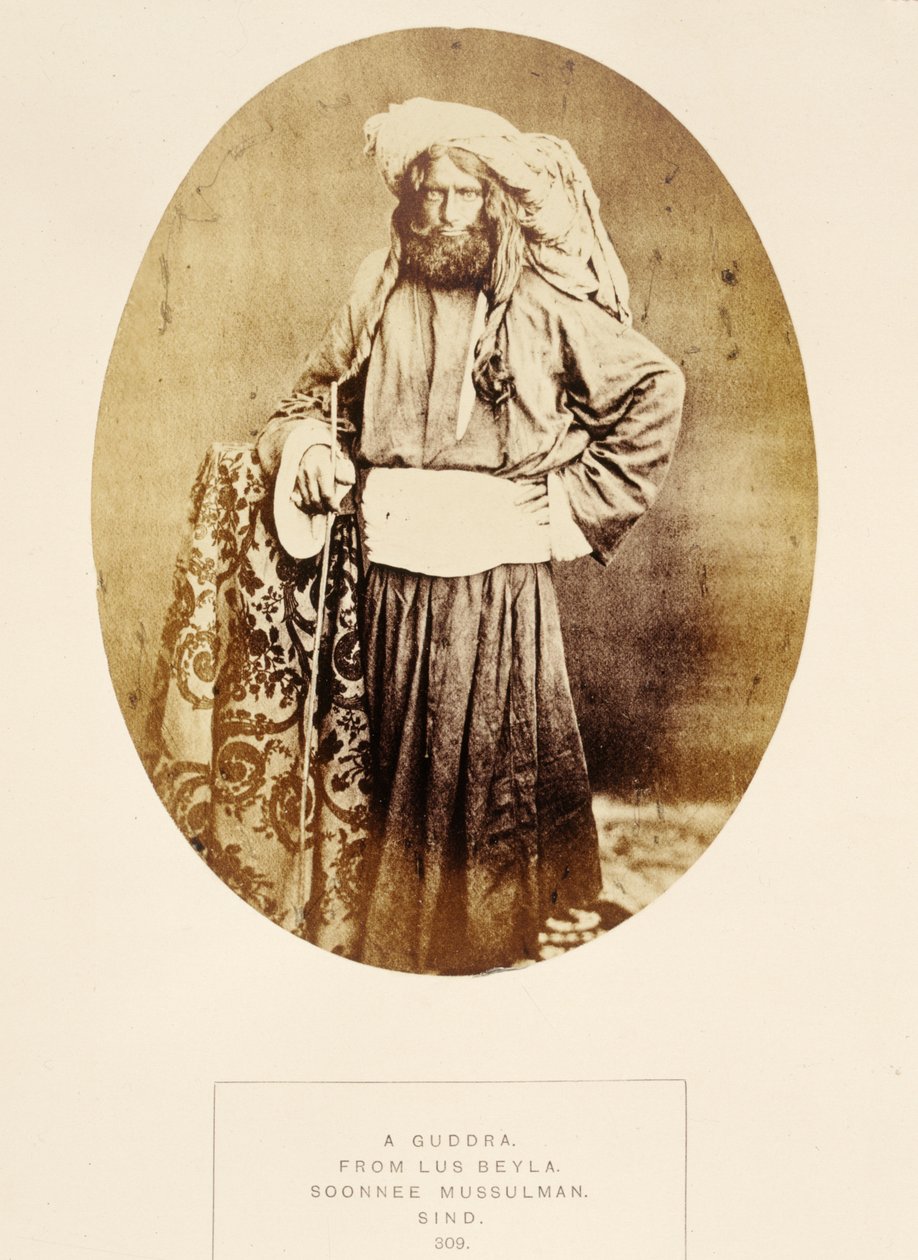 A Guddra z Lus Beyla, Soonnee Mussulman, Sind, z The People of India, J. Forbes Watson, opublikowany 1868 (druk albumowy) autorstwa English Photographer