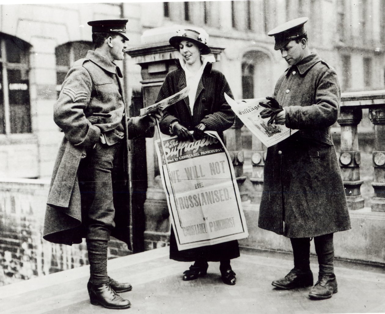 Sufrażystka sprzedająca gazety dwóm żołnierzom, ok. 1914 autorstwa English Photographer