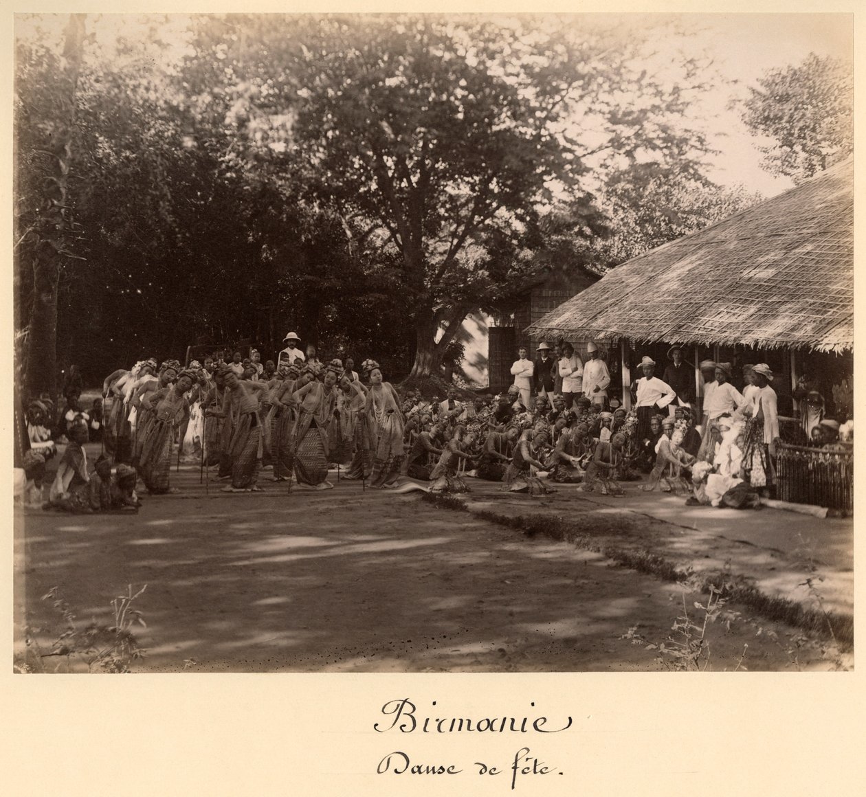 Świętujące tancerki birmańskie, Birma, koniec XIX w. (druk albumowy) autorstwa English Photographer
