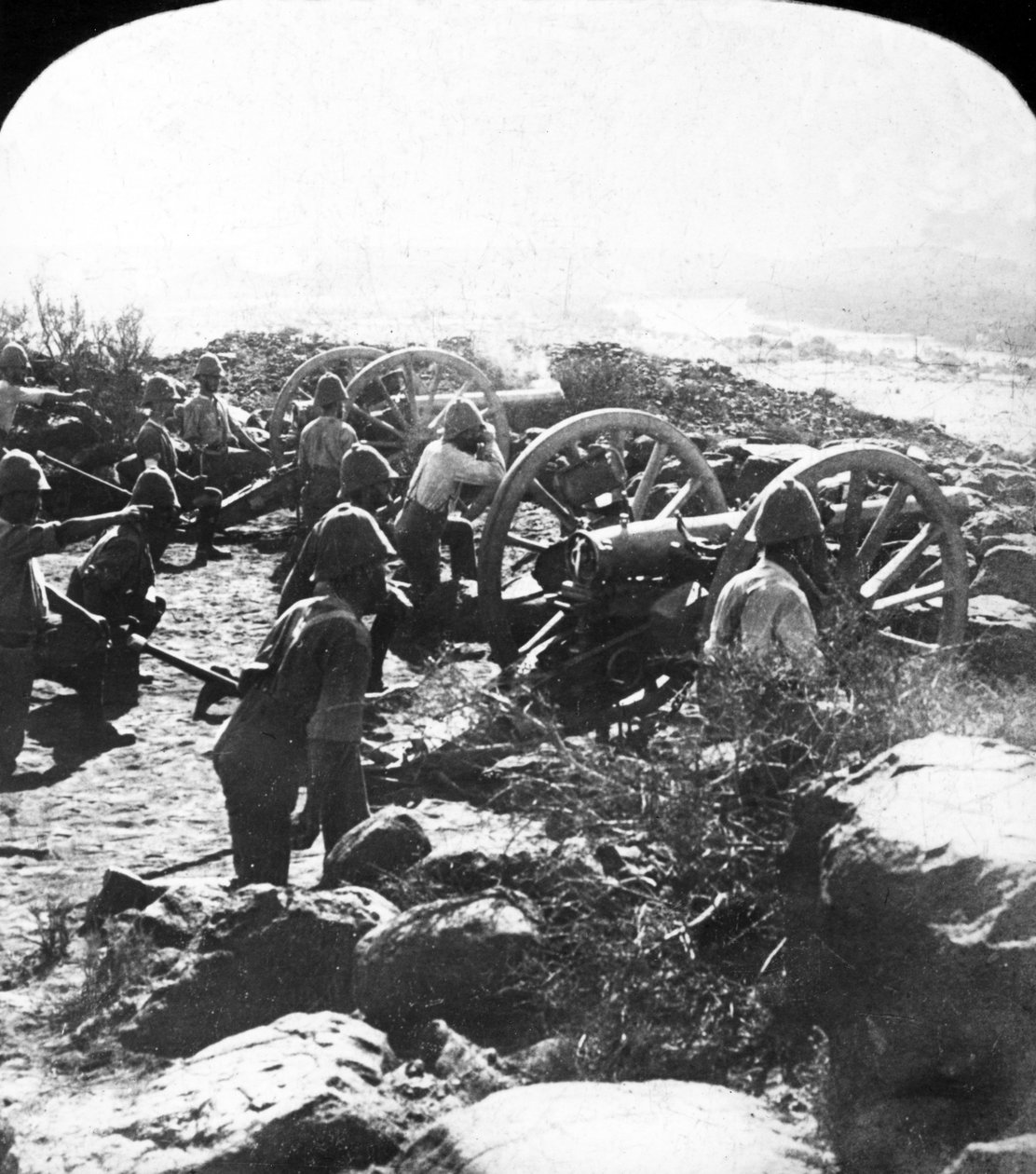 Artyleria Cape Garrison robi gorąco dla Burów po drugiej stronie rzeki Modder, Republika Południowej Afryki, 1899 autorstwa English Photographer