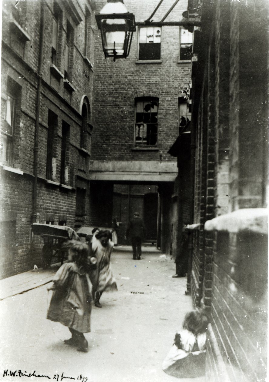 Dzieci bawiące się w slumsach, 1899 autorstwa English Photographer